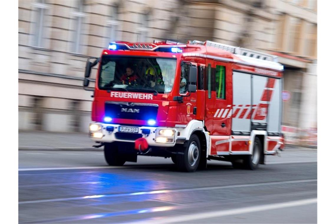 Feuerwehr findet Mann bei Brand tot in Wohnung Ein Feuerwehrfahrzeug ist mit Blaulicht auf Einsatzfahrt. Foto: Monika Skolimowska/dpa-Zentralbild/ZB/Symbolbild