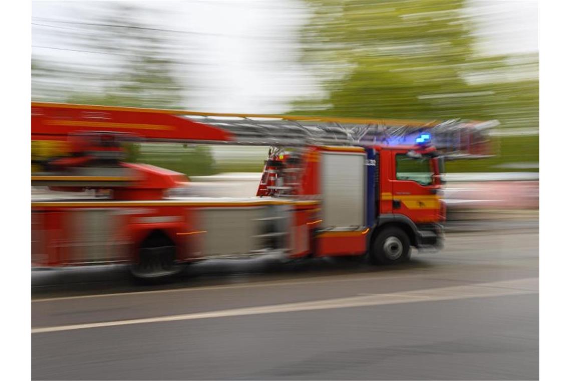 Erneut Feuer in früherer Klinik gelegt Ein Feuerwehrfahrzeug mit Drehleiter fährt zu einem Einsatz. Foto: Robert Michael/dpa-Zentralbild/ZB/Symbolbild