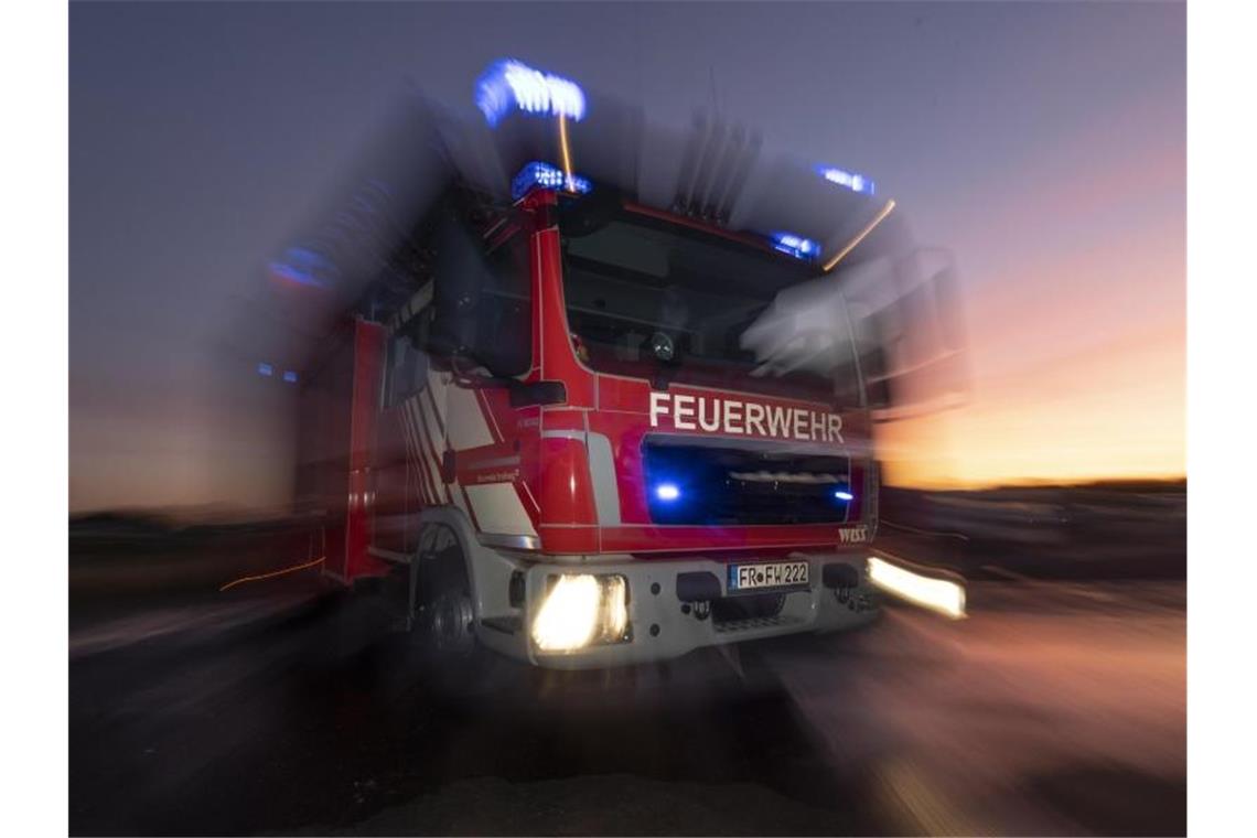 Nach Dachstuhlbrand 200 000 Euro Schaden in Weinheim Ein Feuerwehrfahrzeug mit eingeschaltetem Blaulicht. Foto: Patrick Seeger/dpa/Symbolbild