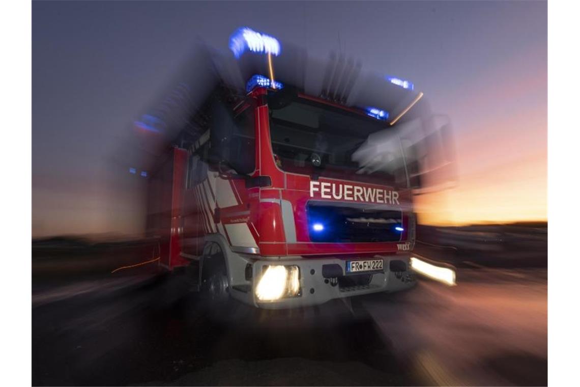 Flächenbrand auf Reutlinger Achalm: Orkan facht Flammen an Ein Feuerwehrfahrzeug mit eingeschaltetem Blaulicht. Foto: Patrick Seeger/dpa/Archivbild