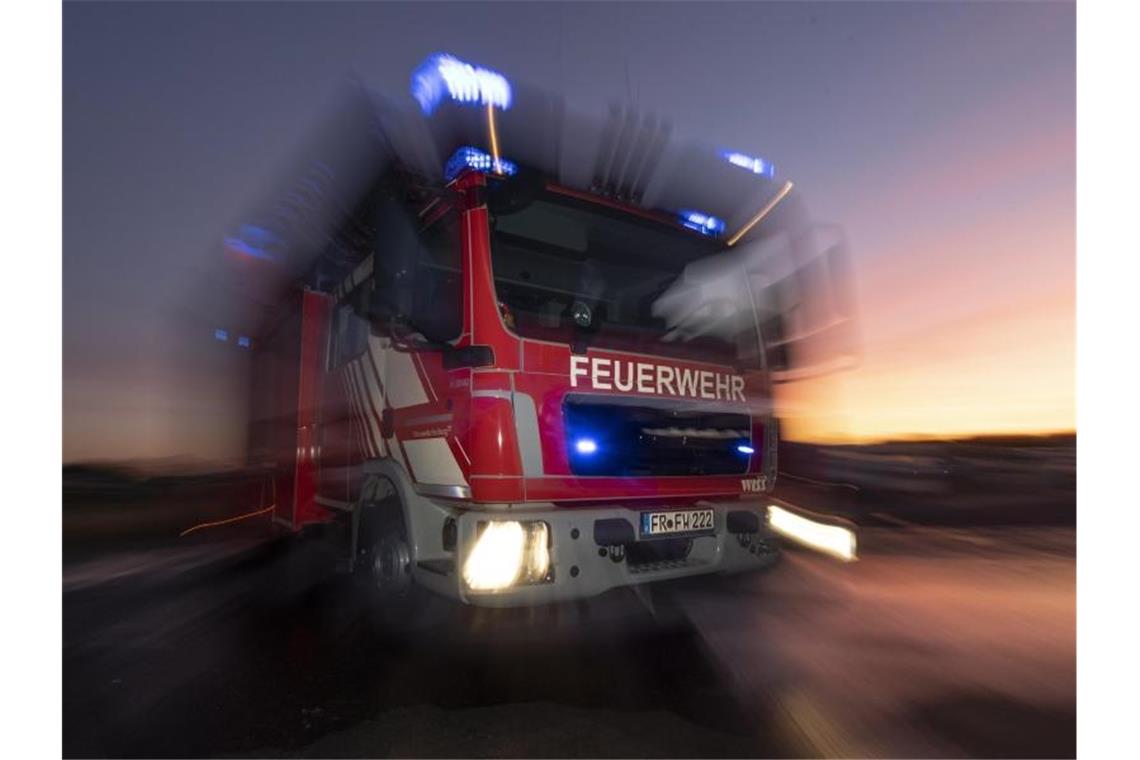 Schuppen mit Landmaschinen abgebrannt: 80 000 Euro Schaden Ein Feuerwehrfahrzeug mit eingeschaltetem Blaulicht. Foto: Patrick Seeger/dpa/Archivbild