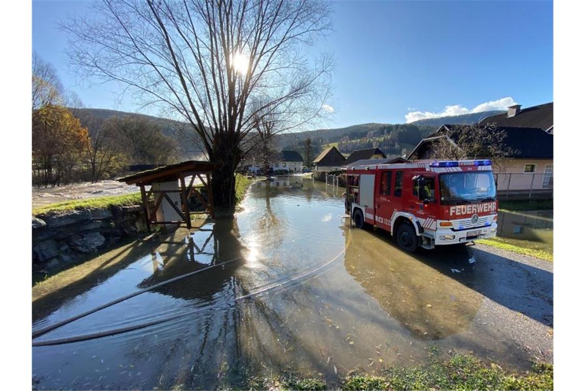Ein Feuerwehrfahrzeug steht auf einer überfluteten Straße in Kärnten. Foto: -/APA/BFK08/dpa