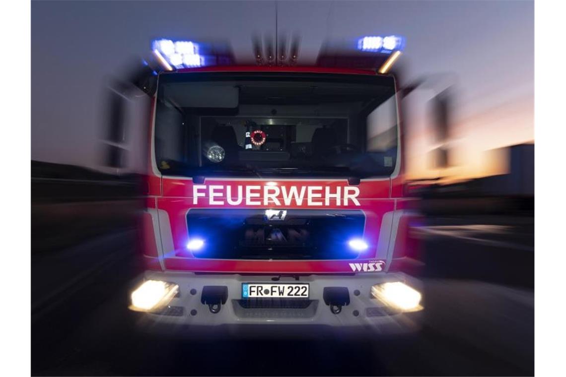 Mindestens 250.000 Euro Schaden bei Brand in Firmenhalle