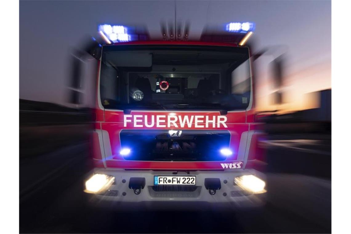 Hochhaus in Ludwigsburg wegen Wohnungsbrandes evakuiert Ein Feuerwehrfahrzeug steht mit eingeschaltetem Blaulicht auf einer Straße. Foto: Patrick Seeger/dpa/Symbolbild