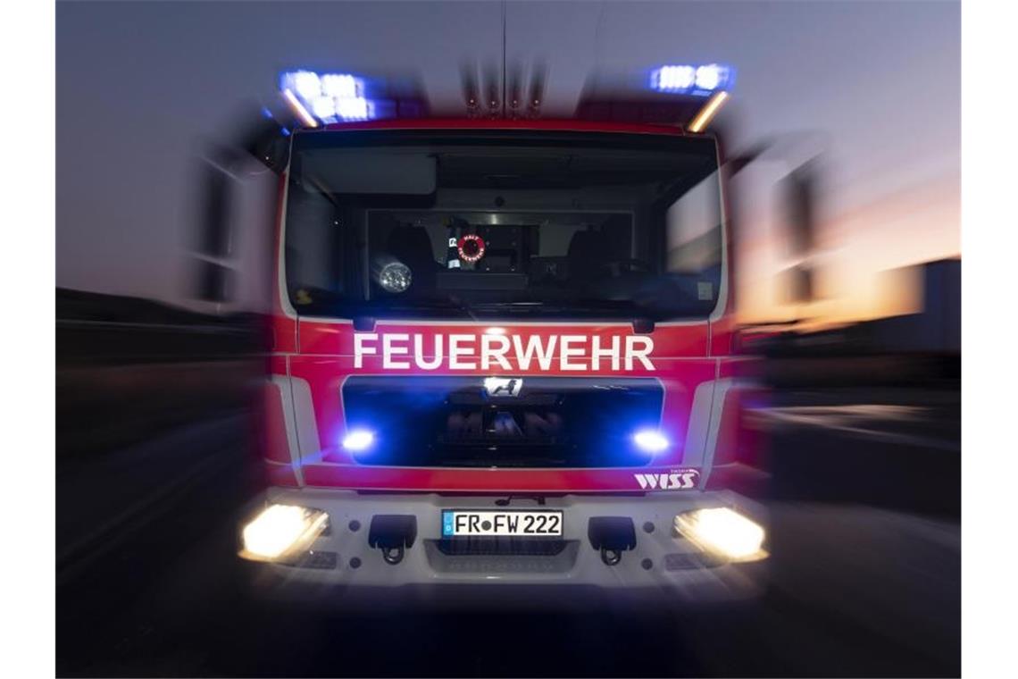 Vater und dreijähriger Sohn bei Brand verletzt Ein Feuerwehrfahrzeug steht mit eingeschaltetem Blaulicht auf einer Straße. Foto: Patrick Seeger/dpa/Symbolbild