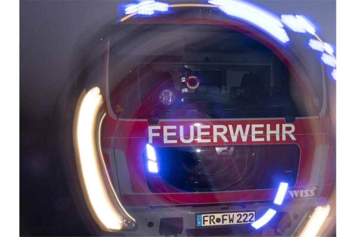Brand einer Garage in Radolfzell: 100 000 Euro Schaden Ein Feuerwehrfahrzeug steht mit eingeschaltetem Blaulicht im Sonnenuntergang auf einer Straße. Foto: Patrick Seeger/dpa