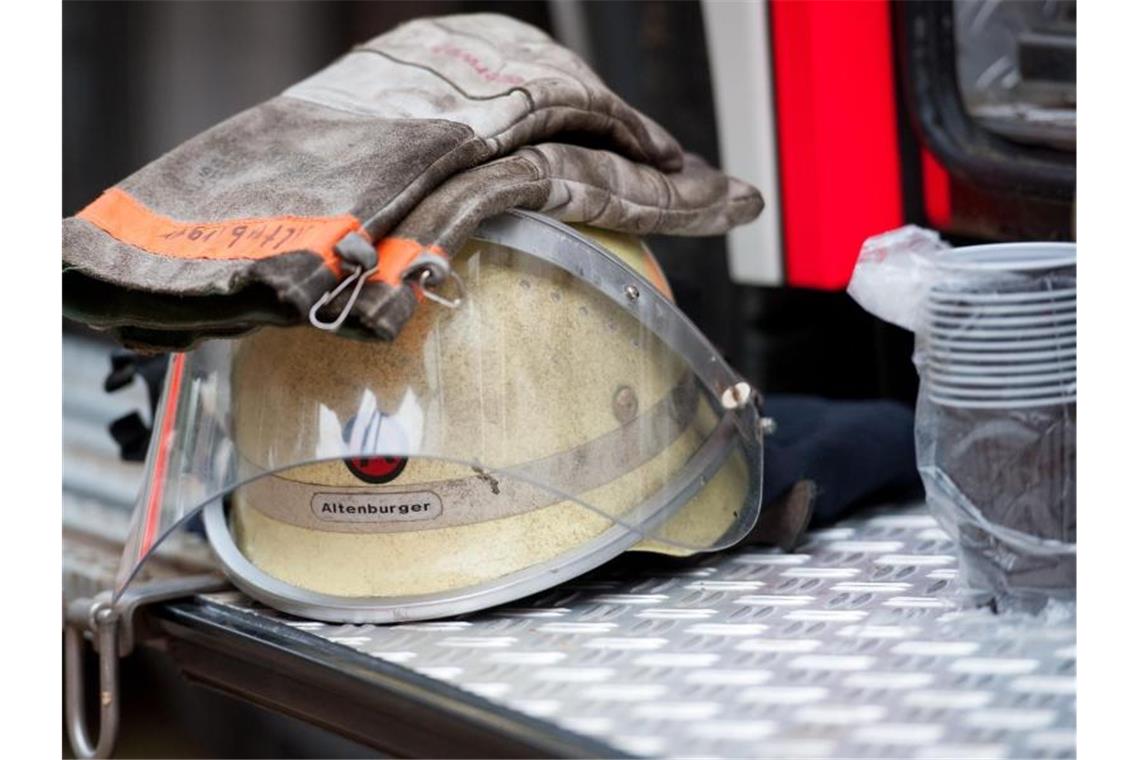 Großbrand im Landkreis Emmendingen Ein Feuerwehrhelm liegt an einem Einsatzfahrzeug. Foto: picture alliance/dpa/Symbolbild