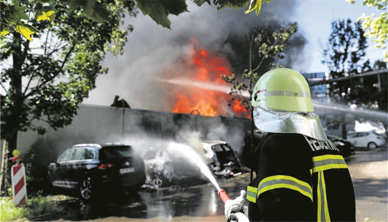 Ein Feuerwehrmann beim Brandlöscheinsatz bei Alba im Waiblinger Eisental am 9. Mai. Noch ist die Brandursache unklar, und auch der Wiederaufbau des Betriebs hat noch nicht begonnen. Archivfoto: Büttner