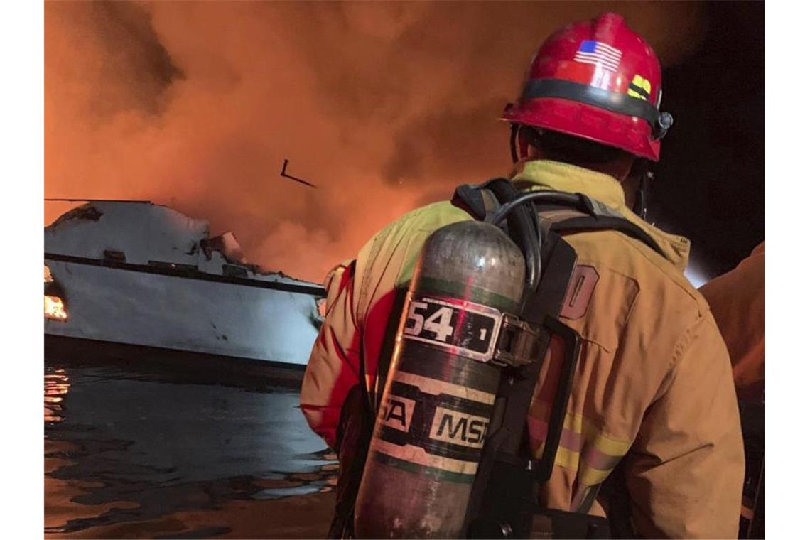 Ein Feuerwehrmann bekämpft den Bootsbrand vor der Küste Südkaliforniens. Foto: Ventura County Fire Department