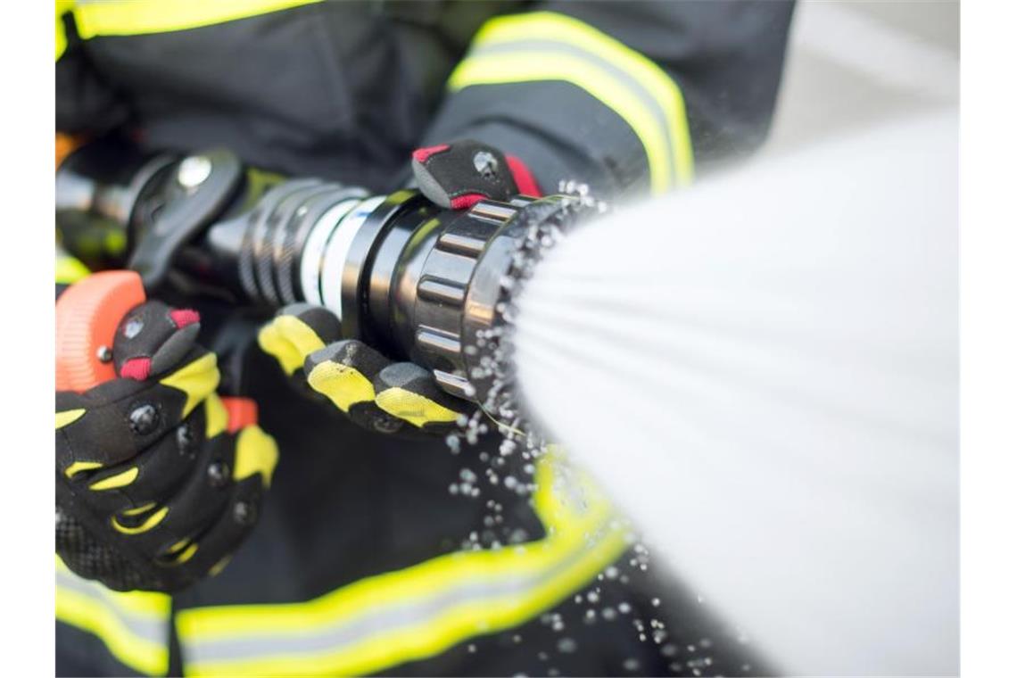 Mann stirbt bei Wohnungsbrand Ein Feuerwehrmann. Foto: Daniel Bockwoldt/dpa/archiv/illustration