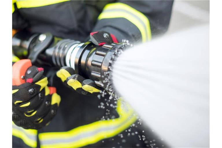 Ein Feuerwehrmann. Foto: Daniel Bockwoldt/dpa/archiv/illustration