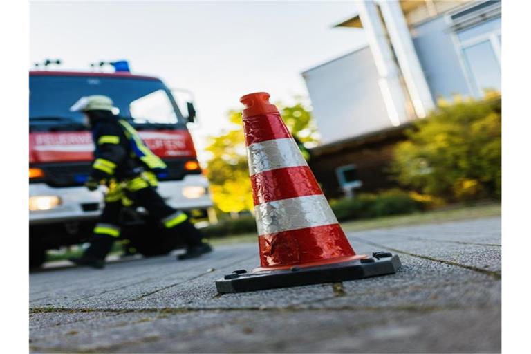 Ein Feuerwehrmann geht an einem Einsatzfahrzeug vorbei. Foto: Philipp von Ditfurth/dpa/Symbolbild