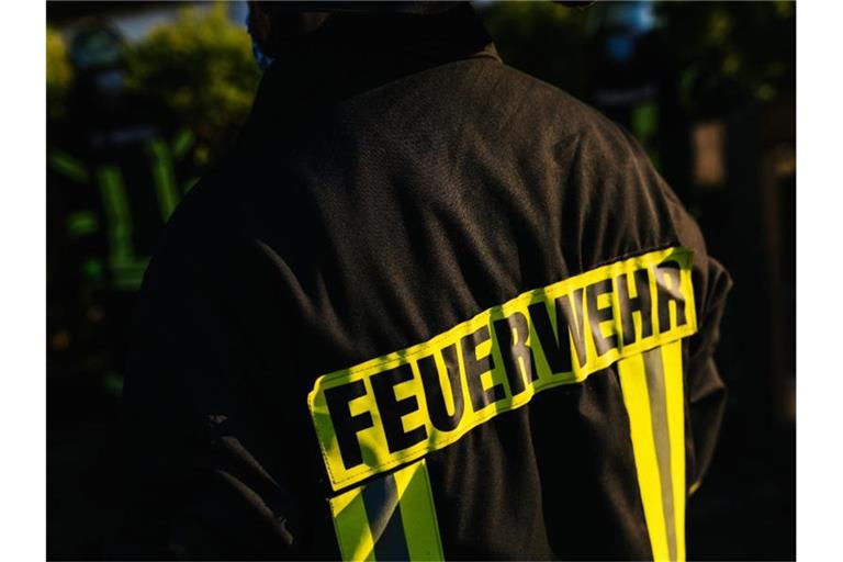 Ein Feuerwehrmann in Schutzkleidung. Foto: Philipp von Ditfurth/dpa/Symbolbild