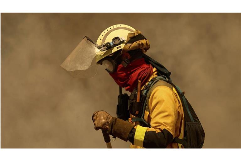 Ein Feuerwehrmann ist im Einsatz, während ein Feuer auf das Dorf Rebordondo in der Nähe von Ourense im Nordwesten Spaniens übergreift.