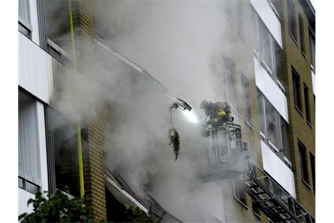 Mehrere Verletzte bei Explosion in Göteborg Ein Feuerwehrmann ist nach der Explosion im Einsatz. Foto: Bjorn Larsson Rosvall/TT News Agency/AP/dpa