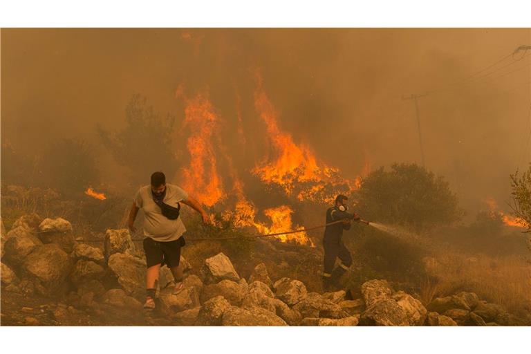 Ein Feuerwehrmann kämpft am im Dorf Hasia in der Nähe von Athen gegen einen Waldbrand.