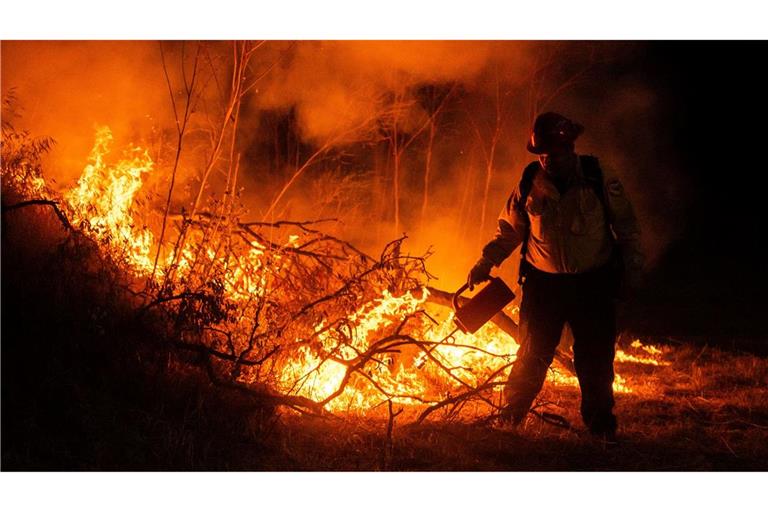 Ein Feuerwehrmann kämpft gegen die Flammen