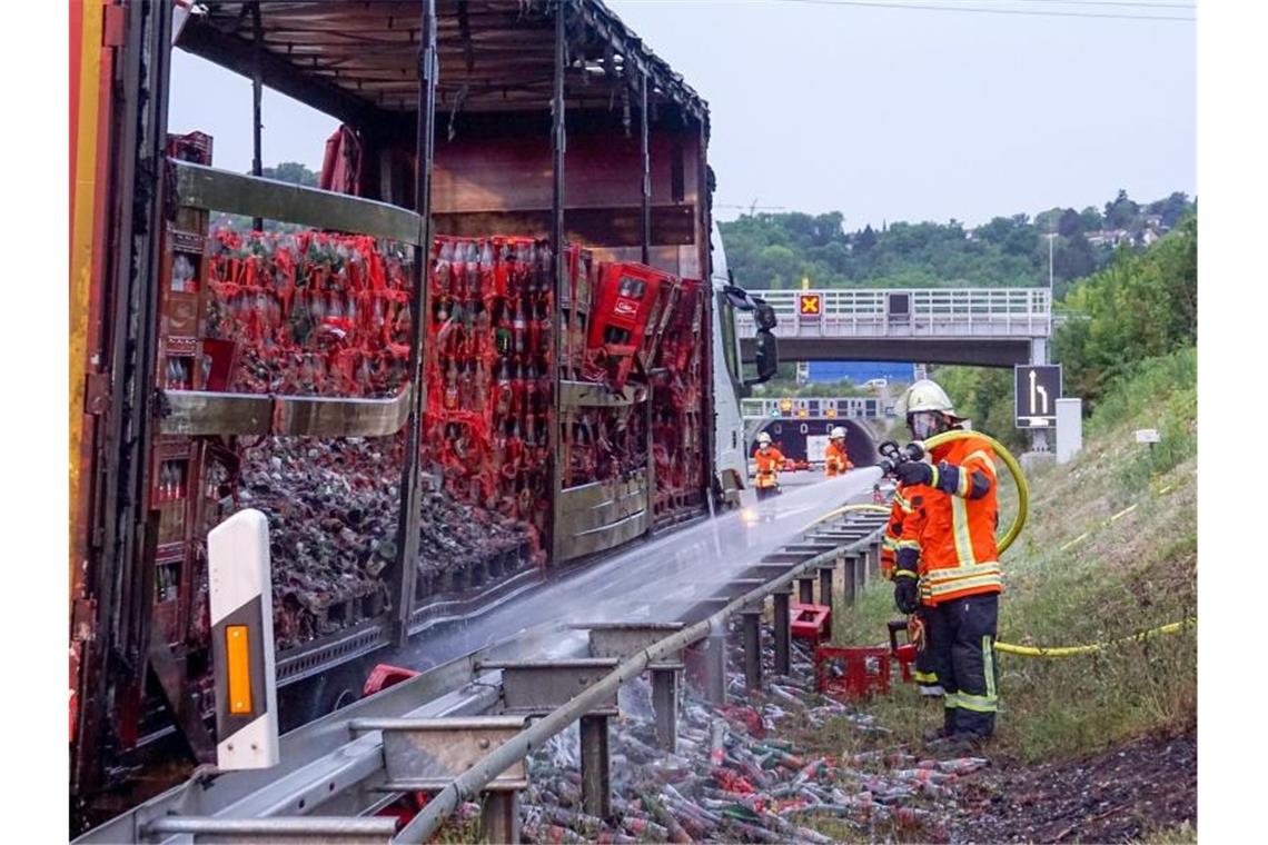 Langer Stau nach Brand eines Lastwagens auf der A81 Ein Feuerwehrmann löscht auf der Autobahn 81 einen Brand an einem LKW. Foto: Dettenmeyer/SDMG/dpa