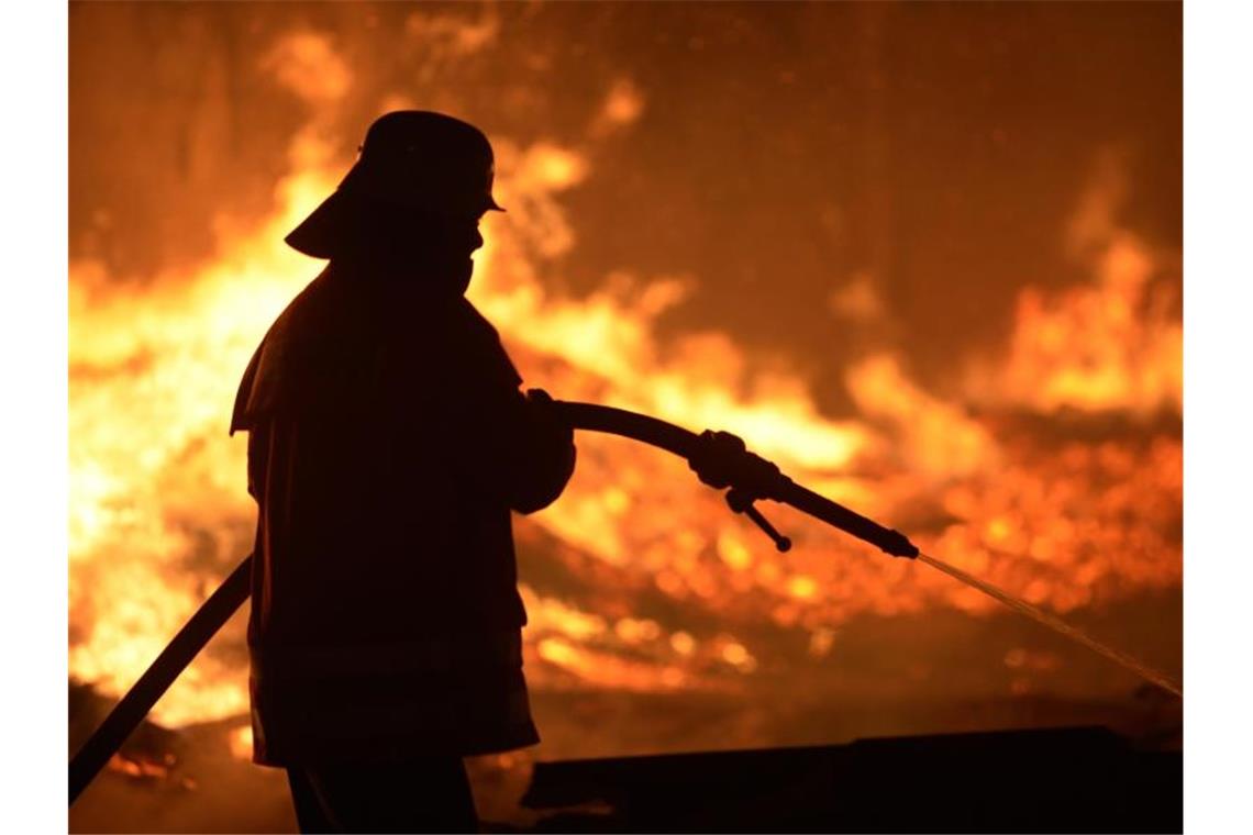 Ein Feuerwehrmann löscht einen Brand (Symbolbild). Foto: Dominique Leppin/Archivbild