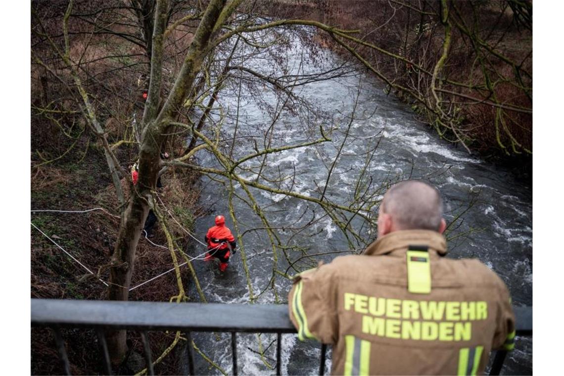Ein Feuerwehrmann schaut auf den Fluss. Foto: Fabian Strauch/dpa