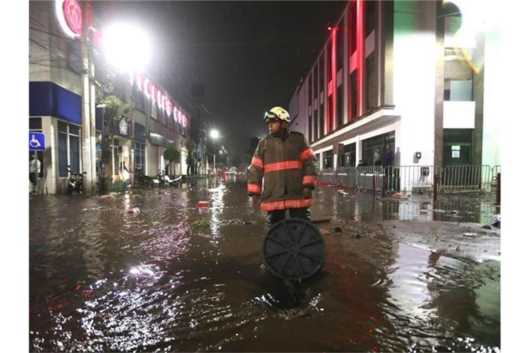 Ein Feuerwehrmann steht in einer überfluteten Straße in Ecatepec. Foto: El Universal/El Universal via ZUMA Press Wire/dpa