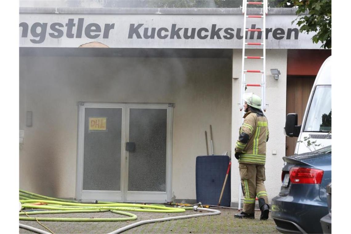 Ein Feuerwehrmann steht vor dem Eingang einer Kuckucksuhrenfabrik. Foto: Andreas Maier
