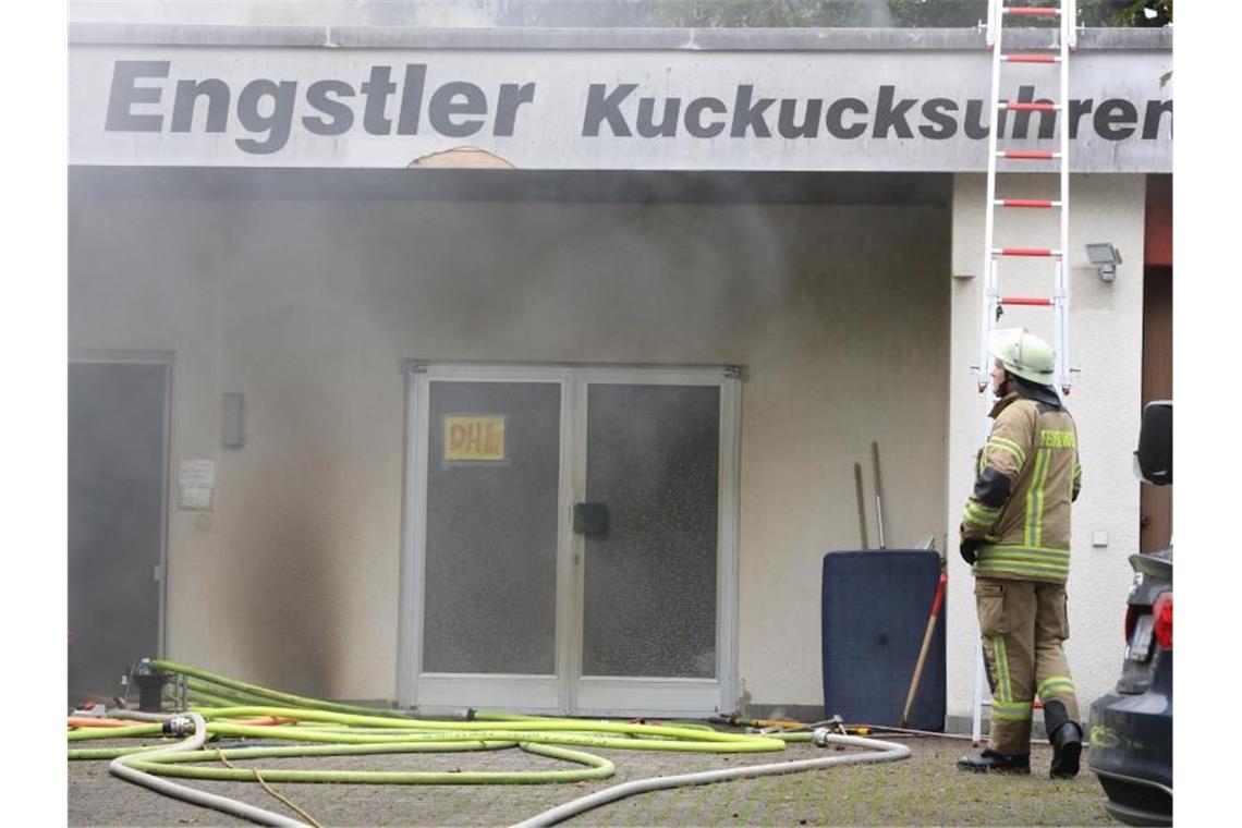 Ein Feuerwehrmann steht vor dem Eingang einer Kuckucksuhrenfabrik. Foto: Andreas Maier