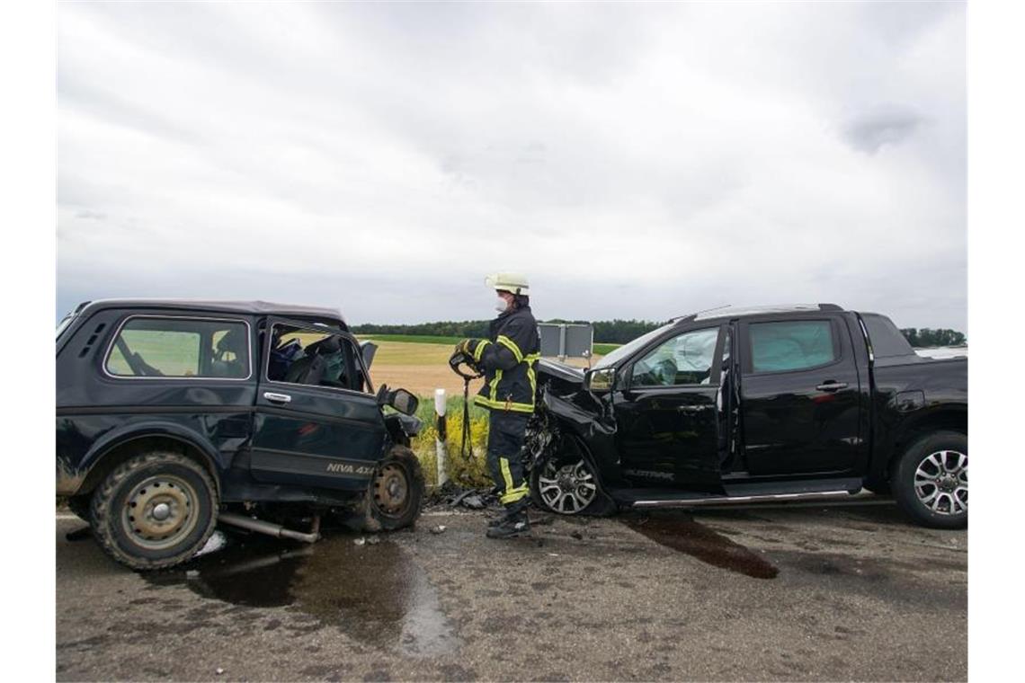 Ein Feuerwehrmann steht zwischen den beiden Unfallfahrzeugen. Foto: Dettenmeyer/SDMG/dpa