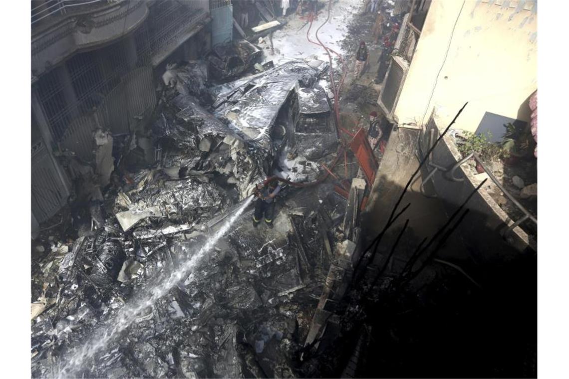 Viele Tote bei Absturz von Passagierflugzeug in Pakistan