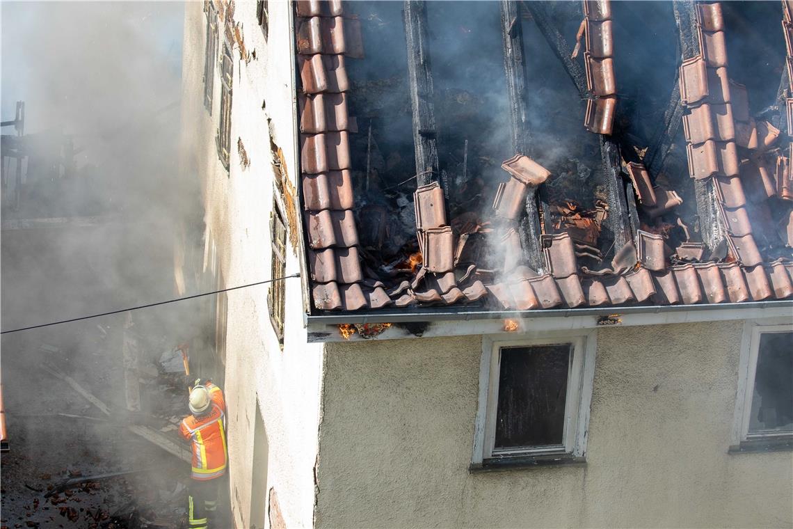 Ein Feuerwehrmann versucht eine Tür zu öffnen. Die Gefahr, von herabfallenden Zi...