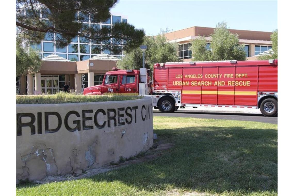 Starke Erdbeben rütteln Südkalifornien auf Ein Feuerwehrwagen des Los Angeles County Fire Department vor dem Rathaus von Ridgecrest. Foto: Jessica Weston/The Daily Independent
