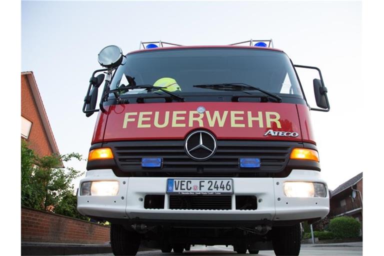 Ein Feuerwehrwagen steht auf einer Straße. Foto: picture alliance / dpa / Archivbild