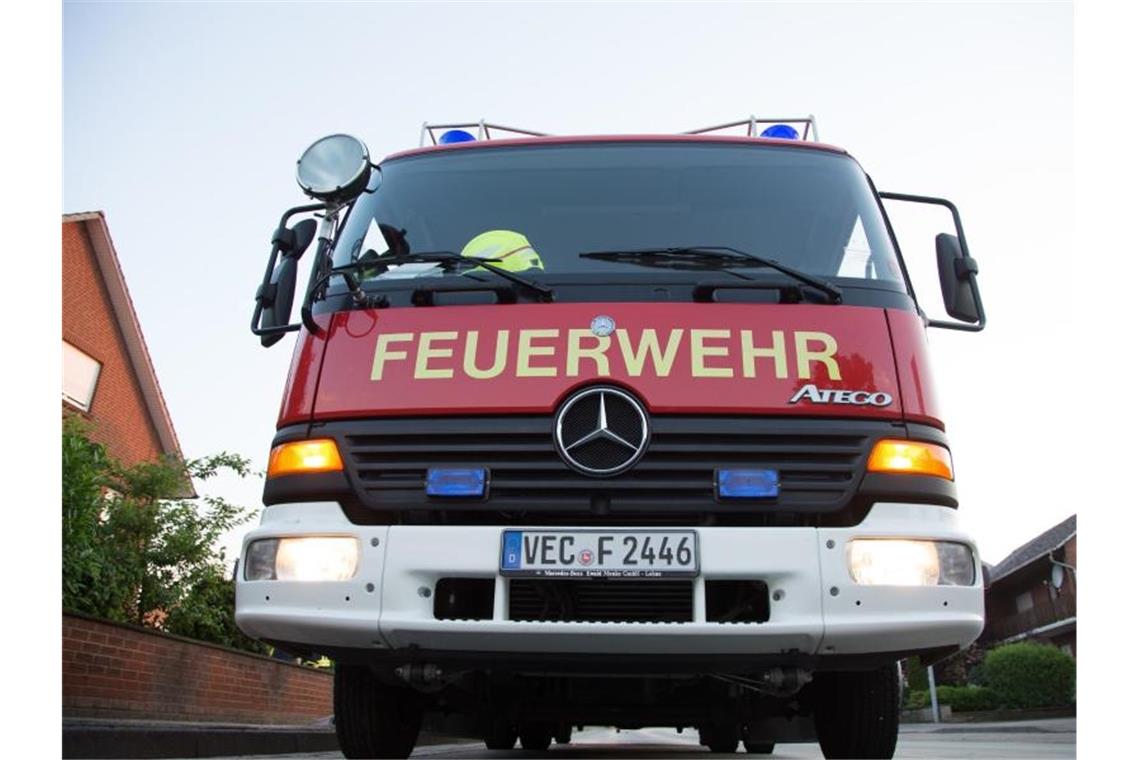 Feuer greift auf Wohnhaus über: Rund 500 000 Euro Schaden Ein Feuerwehrwagen steht auf einer Straße. Foto: picture alliance / dpa