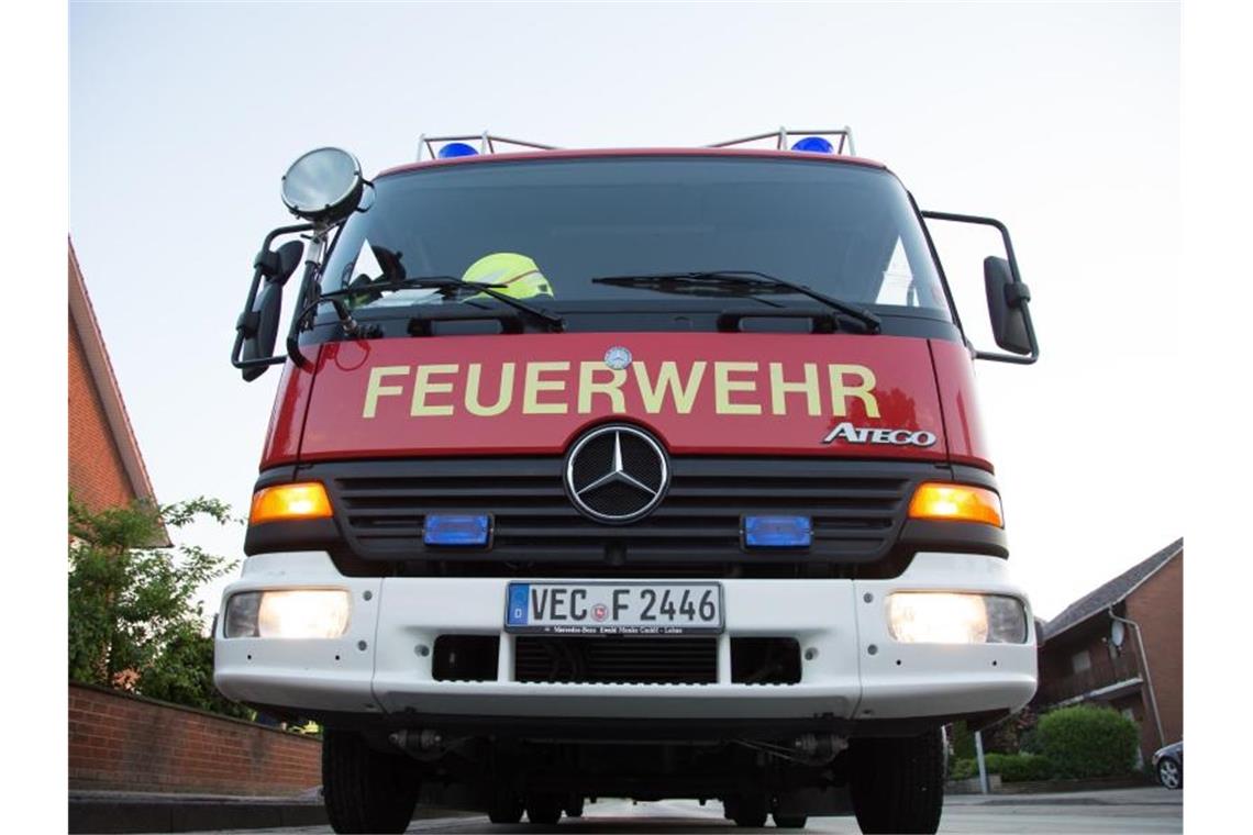 Ein Feuerwehrwagen steht auf einer Straße. Foto: picture alliance / dpa