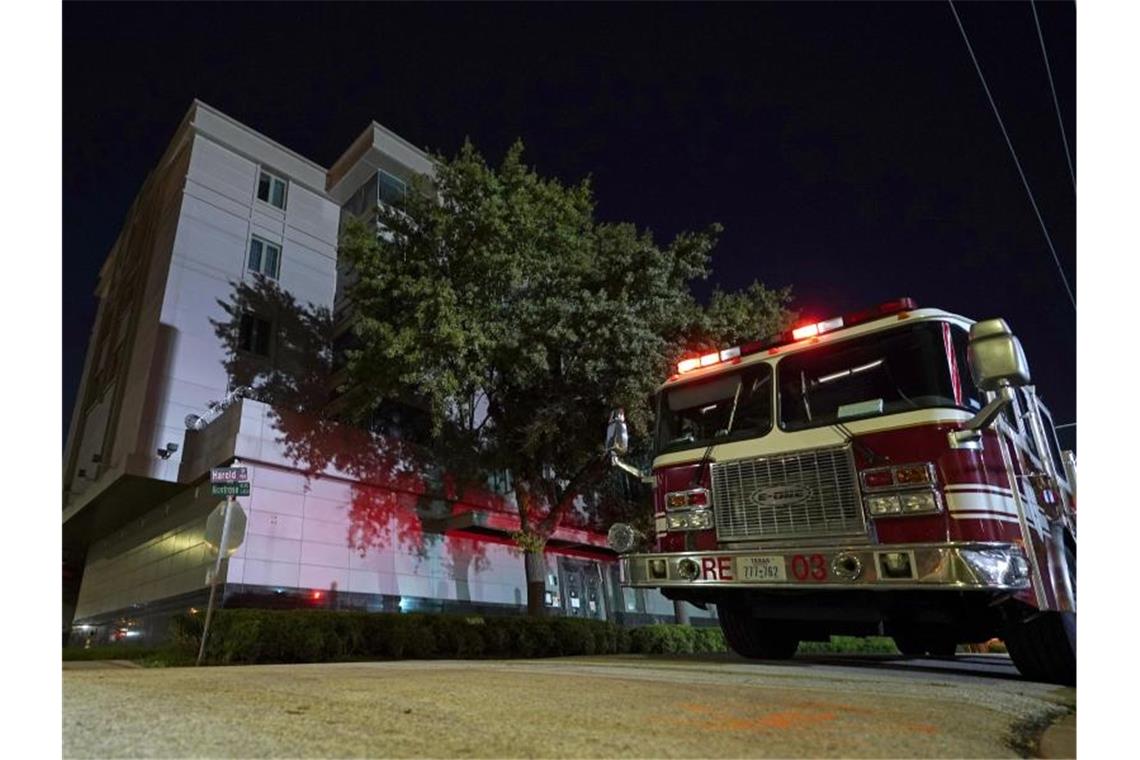 Ein Feuerwehrwagen steht vor dem chinesischen Konsulat in Houston. Foto: David J. Phillip/AP/dpa