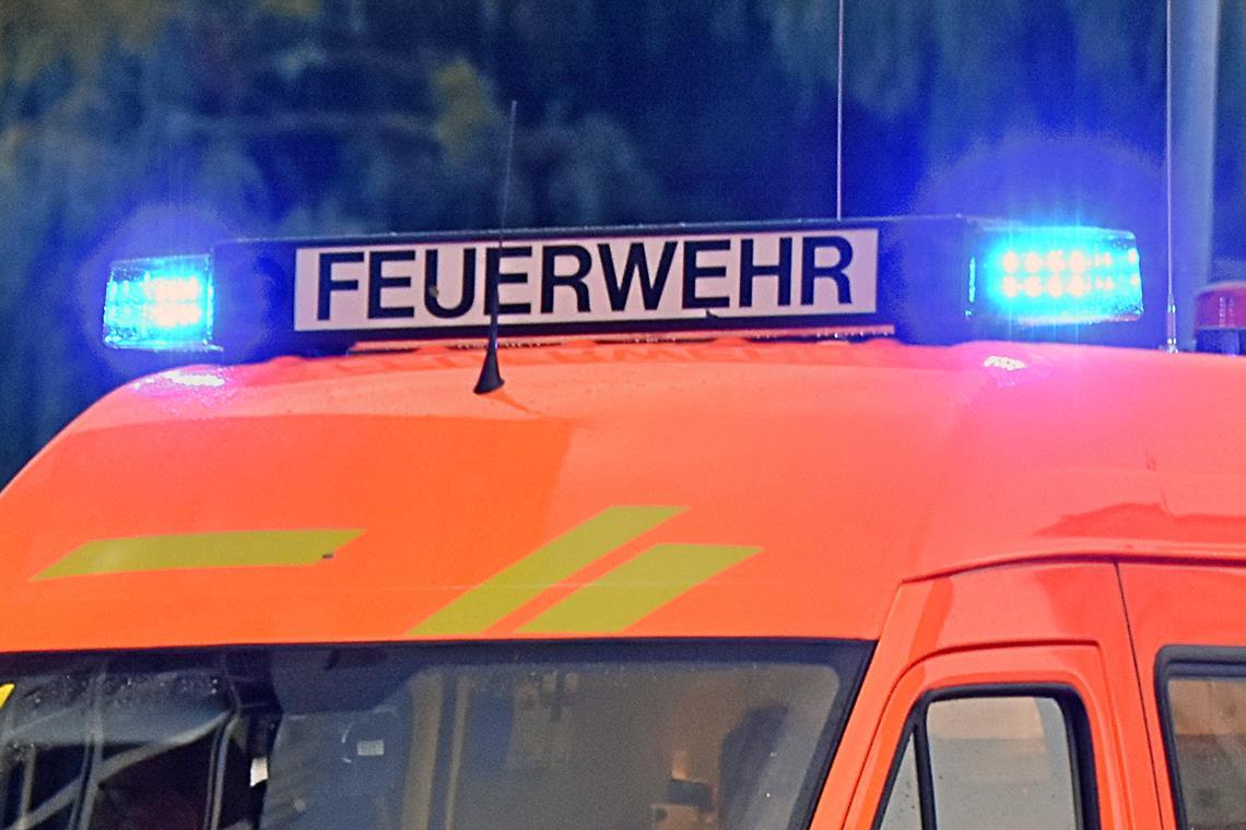 Fahrzeug in Winnenden brennt aus Ein Feuerwehrwagen und zehn Einsatzkräfte waren im Einsatz. (Symbolfoto: Tobias Sellmaier)