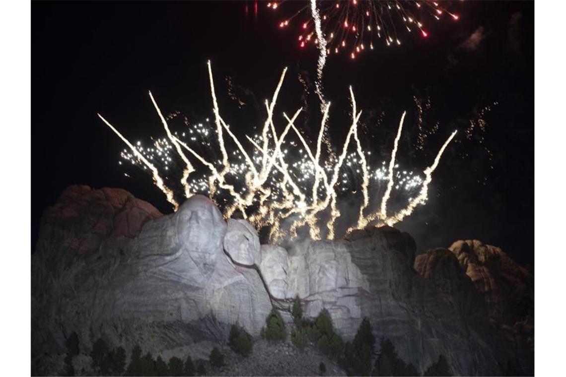 Ein Feuerwerk erhellt den Himmel am Denkmal Mount Rushmore. Foto: Alex Brandon/AP/dpa