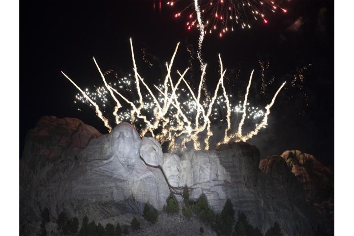 Trumps düstere Botschaft zum Unabhängigkeitstag Ein Feuerwerk erhellt den Himmel am Denkmal Mount Rushmore. Foto: Alex Brandon/AP/dpa
