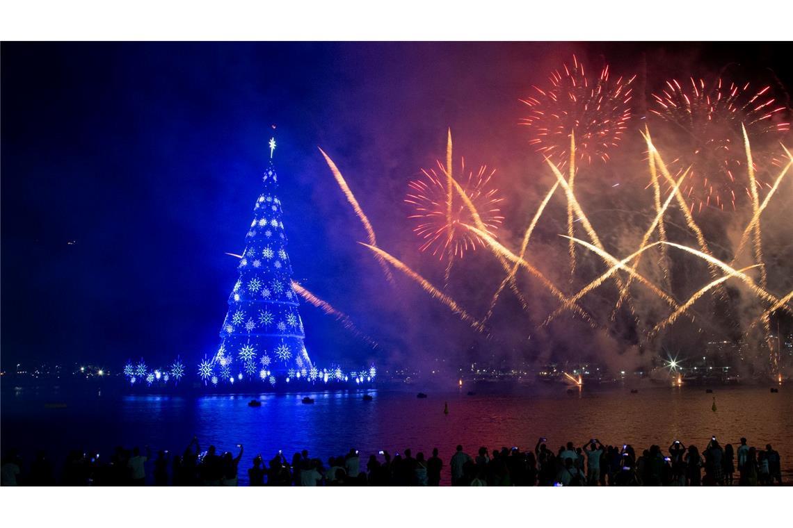 Ein Feuerwerk explodiert über dem schwimmenden Weihnachtsbaum am Strand von Botafogo in Rio De Janeiro.