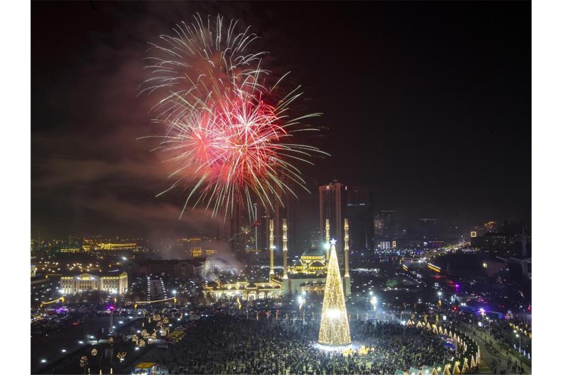 Ein Feuerwerk explodiert über dem zentralen Platz in Grosny, Russland. Foto: Musa Sadulayev/AP/dpa