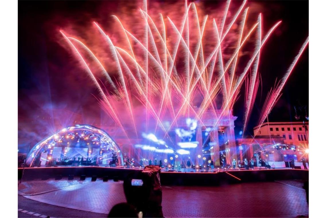 Deutschland startet recht ruhig ins Jahr 2021 Ein Feuerwerk wird bei der ZDF-Silvestershow „Willkommen 2021“ am Brandenburger Tor gezündet. Foto: Christoph Soeder/dpa