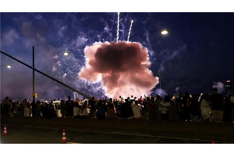Ein Feuerwerkskörper explodiert in zu niedriger Höhe über Zuschauen beim Abschlussfeuerwerk der Rheinkirmes. Es gab mehrere Verletzte.