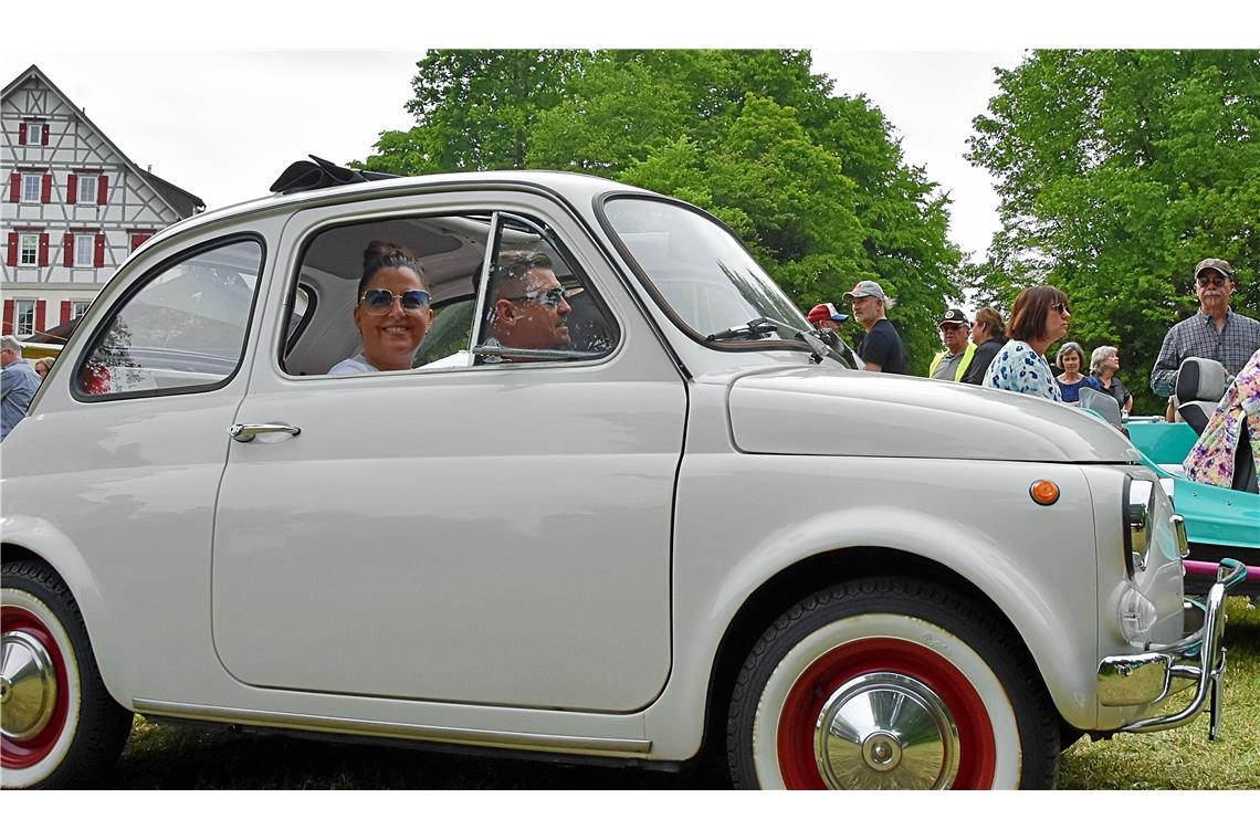 Ein Fiat 500 in strahlendem Weiß. 10. Oldtimertreffen, Schlossgarten Oppenweiler...