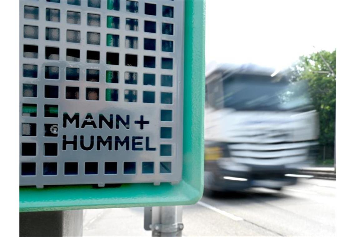 Ein Filter für Feinstaub der Firma Mann+Hummel steht an einer Straße. Foto: Bernd Weissbrod/dpa