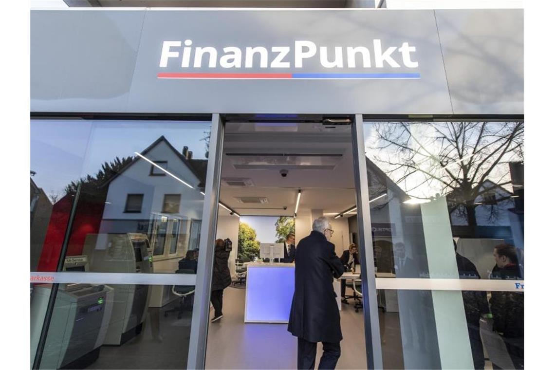 Volksbank und Sparkasse setzen auf gemeinsame Filialen Ein „Finanzpunkt“ im hessischen Bad Soden - eine Kooperation von Volksbank und Sparkasse. Foto: Boris Roessler/dpa