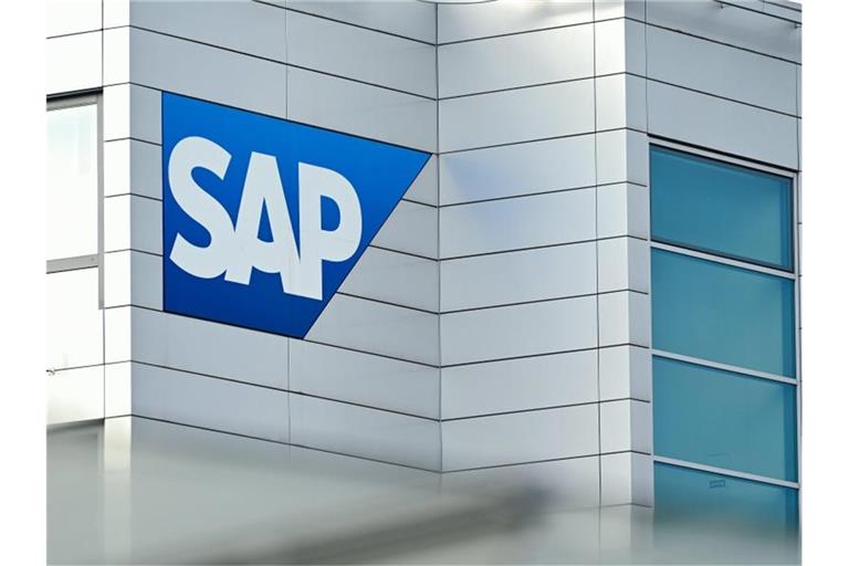 Ein Firmenlogo des Softwarekonzerns SAP. Foto: Uwe Anspach/dpa/Archivbild