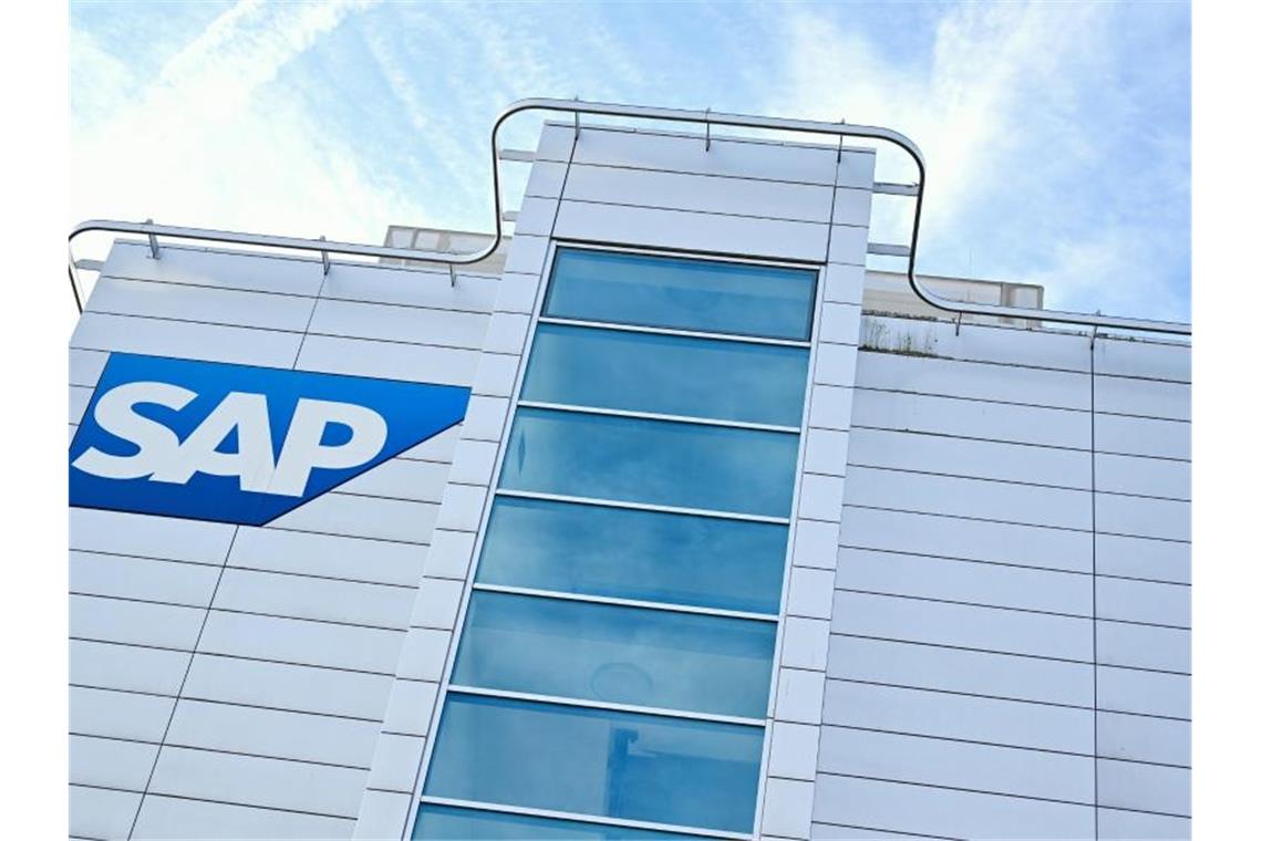 Ein Firmenlogo des Softwarekonzerns SAP ist an einem Firmengebäude angebracht. Foto: Uwe Anspach/dpa/Archivbild