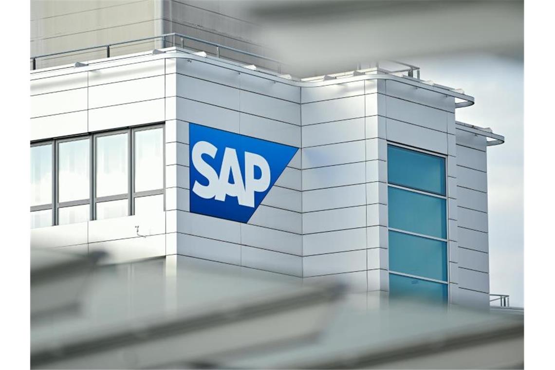 SAP zieht Tempo im Cloudgeschäft an Ein Firmenlogo des Softwarekonzerns SAP ist an einem Firmengebäude angebracht. Foto: Uwe Anspach/dpa/Archivbild