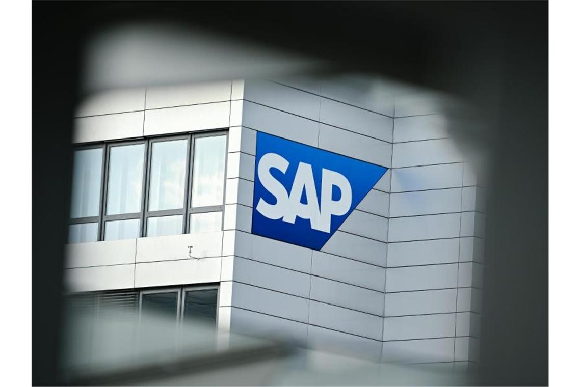 Co-Chefin Jennifer Morgan verlässt SAP Ein Firmenlogo des Softwarekonzerns SAP ist an einem Firmengebäude angebracht. Foto: Uwe Anspach/dpa/Archivbild