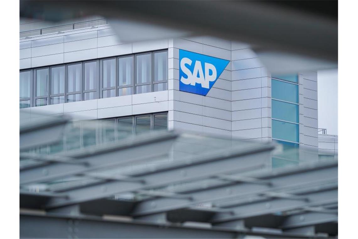 Ein Firmenlogo hängt an der Konzernzentrale des Softwarekonzerns SAP. Foto: Uwe Anspach/Archivbild